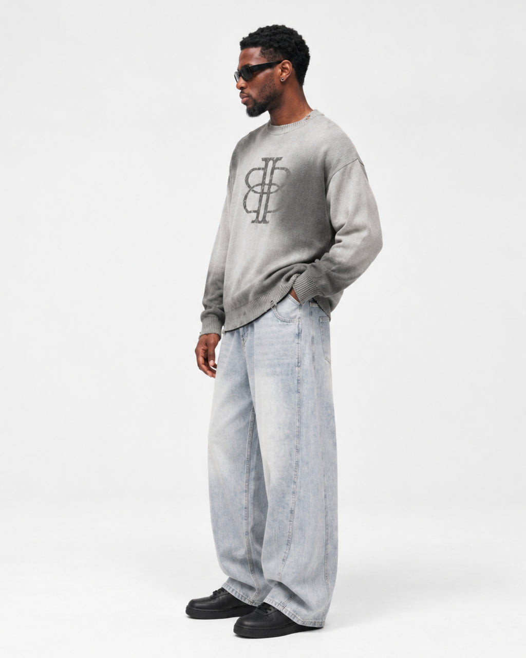 BUGA Eroded Barrel Jeans in Ice Wash – mid-rise barrel silhouette