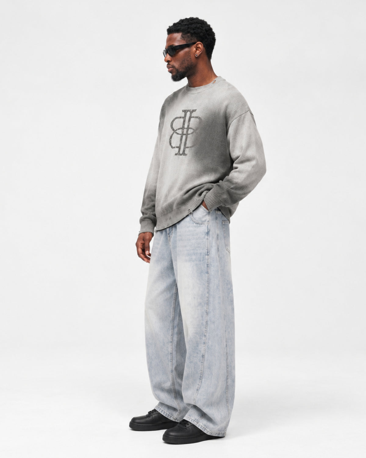 BUGA Eroded Barrel Jeans in Ice Wash – mid-rise barrel silhouette